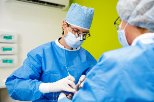 Laiurens den Hartog plaatst implantaat